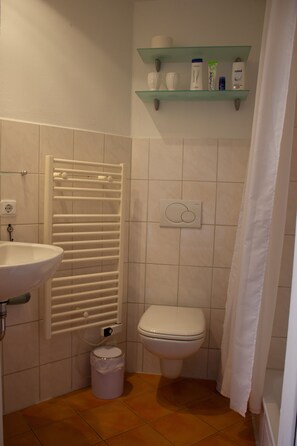 Dusche, Haartrockner, Handtücher