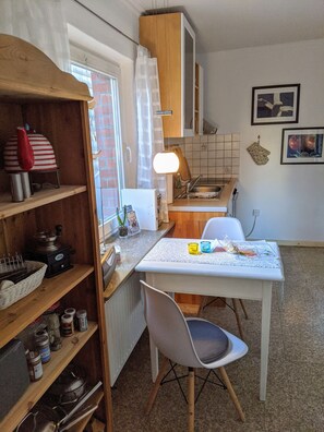 Kühlschrank, Ofen, Herdplatte, Wasserkocher mit Kaffee-/Teezubehör