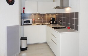 Réfrigérateur, plaque de cuisson, cafetière/bouilloire