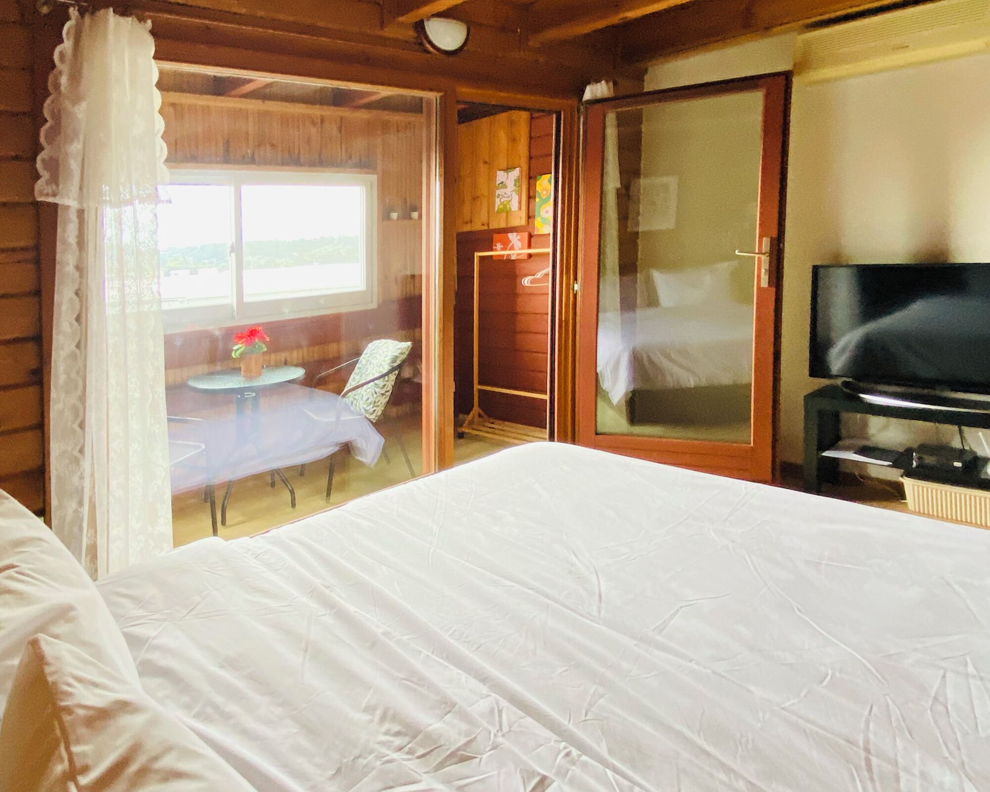 Deluxe Cabin | Down comforters, free WiFi, bed sheets