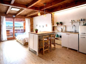 Signature Cabin, 1 Queen Bed, Refrigerator & Microwave, Ocean View | Down duvets, individually decorated, individually furnished - Breakfast at Tiffany's Pension (Seogwipo)