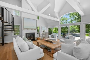TV, ping pong - Bay Breeze Escape—Pool, Game Room & Views (Centerville)