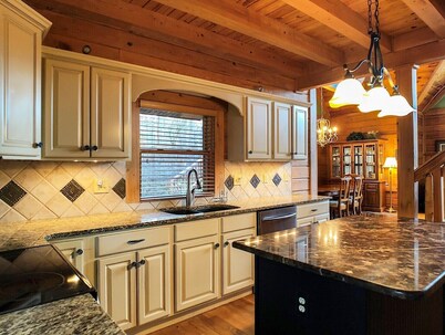 Bearmoon - King beds~WiFi-log cabin-dog friendly-sleeps 10