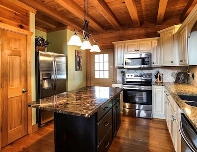 Bearmoon - King beds~WiFi-log cabin-dog friendly-sleeps 10
