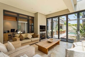 Televisión, chimenea, libros y estéreo 