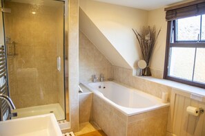 Ensemble douche/baignoire, sèche-cheveux, serviettes fournies