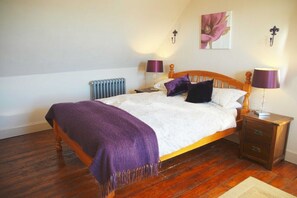 3 habitaciones, tabla de planchar con plancha, wifi y ropa de cama 
