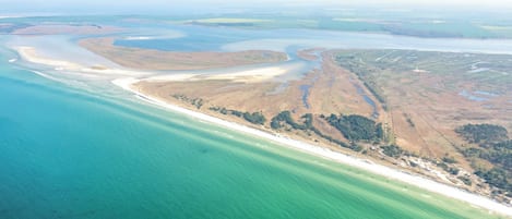 Nära stranden och solstolar