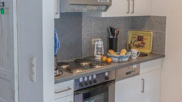 KĂŒhlschrank, Mikrowelle, Ofen, Herdplatte