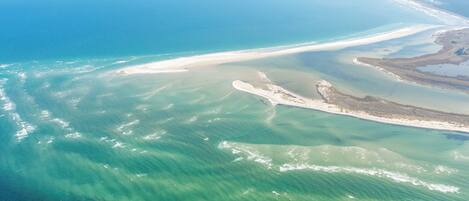 Perto da praia, espreguiçadeiras