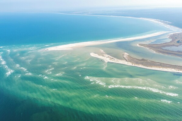 Playa en los alrededores y camastros 
