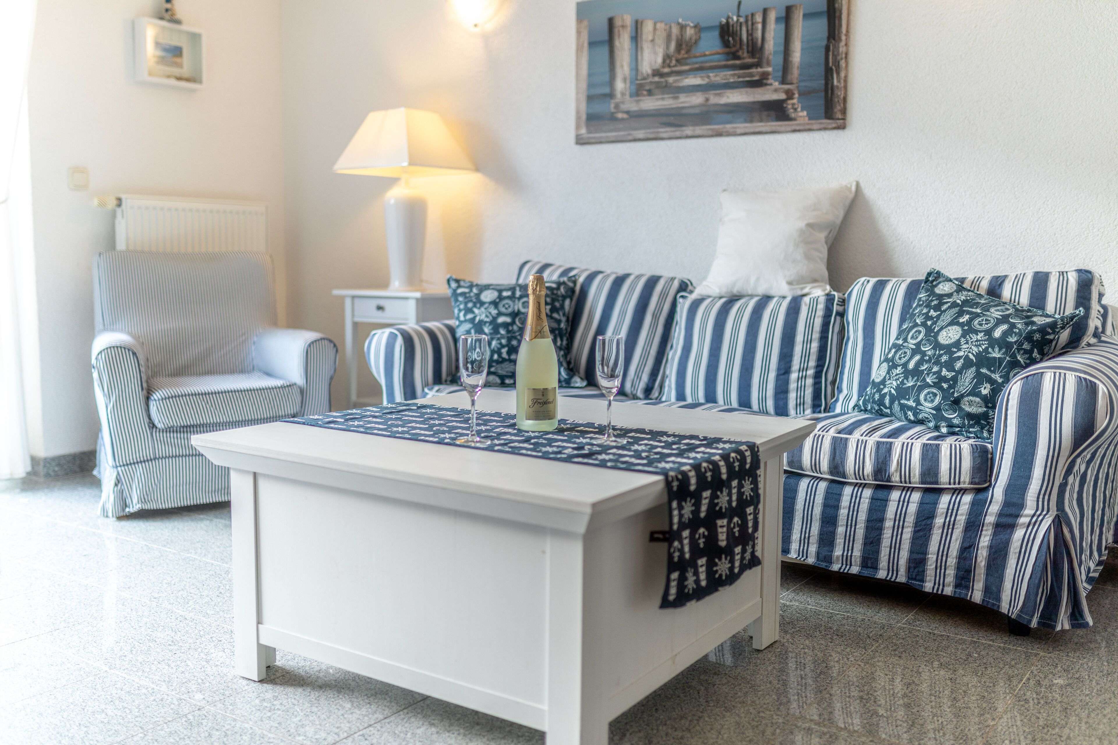 Smart TV, lettore DVD, libri, impianto stereo