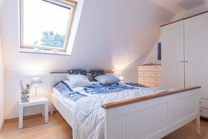 3 habitaciones, tabla de planchar con plancha y cuna de viaje 