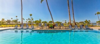 2 Bedroom Luxury Condo at the Terrace. Walk to beach & Hotel; openings Sept-Oct