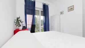 5 habitaciones, tabla de planchar con plancha, internet y ropa de cama