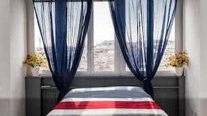 5 habitaciones, tabla de planchar con plancha, internet y ropa de cama 