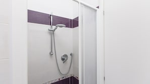 Douche, sĂšche-cheveux, bidet, serviettes fournies