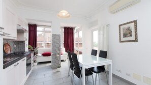 Kühlschrank, Mikrowelle, Herdplatte, Geschirrspüler