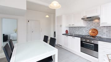 Frigorifero, microonde, piano cottura, lavastoviglie