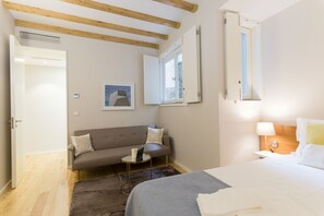 2 chambres, coffre-fort, fer et planche à repasser