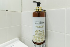 Bathtub, hair dryer, bidet, towels