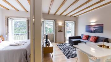 2 makuuhuonetta, tallelokero huoneessa, silitysrauta/-lauta