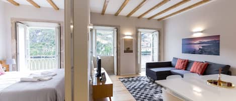 2 chambres, coffre-fort, fer et planche Ă repasser