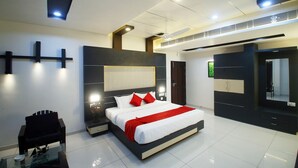 Un dormitorio moderno con una cama grande, mesitas de noche, un espejo y un armario.
