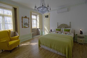 3 habitaciones, tabla de planchar con plancha y cuna de viaje