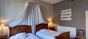 4 chambres, fer et planche à repasser, lit de bébé portatif