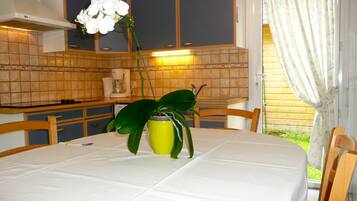 Een koelkast, een microgolfoven, een oven, een kookplaat