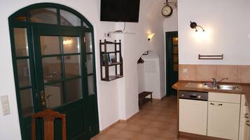 Kühlschrank, Mikrowelle, Herdplatte, Geschirrspüler