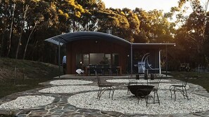 Outdoor dining - Cedar and Stone ~ Daylesford Region ~ 7 Bedrooms ~ 5 Acres (Porcupine Ridge)