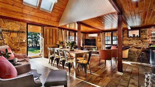 Cedar and Stone ~ Daylesford Region ~ 7 Bedrooms ~ 5 Acres