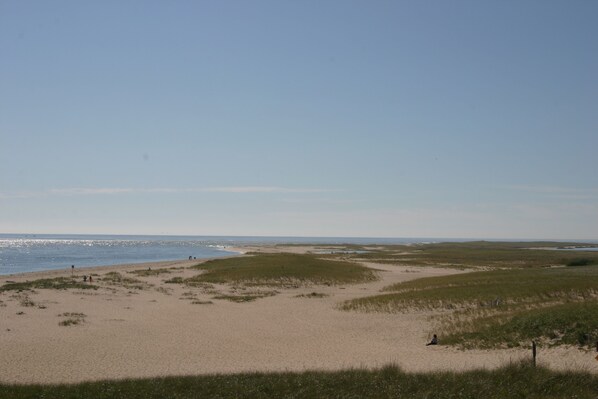 Nær stranden og strandhåndklær