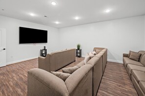 Smart-tv, bordsfotboll och en stereo