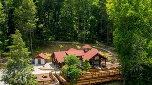 Un chalet comprenant plusieurs cabanes, un bâtiment principal et une terrasse en bois.