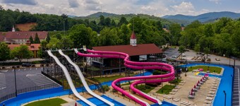 Cozy Cabin with Hot tub - Short walk to downtown. Roku tv.