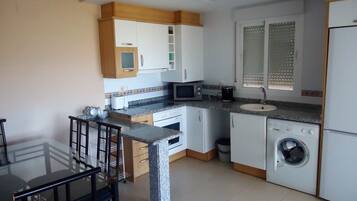 Een koelkast, een magnetron, een oven, een koffiezetapparaat/waterkoker