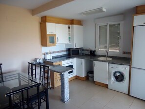 Refrigerador, microondas, horno y cafetera y tetera 