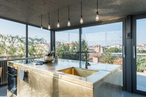 Geladeira, micro-ondas, fogão, cooktop