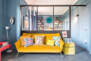 TV, lareira, livros, aparelho de som