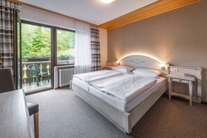 1 bedroom, travel cot, bed sheets