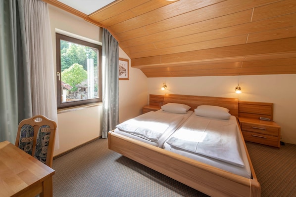 1 bedroom, travel crib, bed sheets