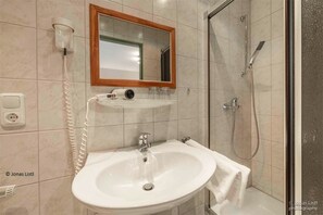 Unclassified image, 2 of 12, button - Café - Pension Leistner - Double room (Obertrubach)