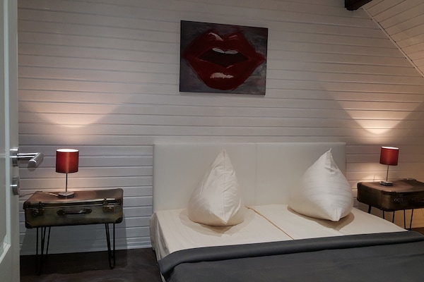 2 makuuhuonetta, äänieristys, silitysrauta/-lauta, vauvan matkasänky