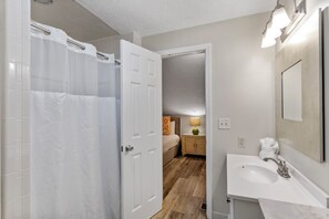 Hair dryer, towels - 41- Gorgeous BEACH FRONT Condo in the heart of Destin, sleeps 10! (Destin)