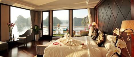 ميني بار وخزنة داخل الغرفة ومكتب وستائر تعتيم