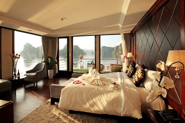 Suite, 1 Queen Bed, Balcony, Bay View - La Pinta Cruise (Hai Phong)