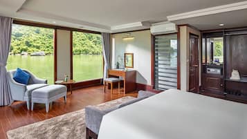 Minibar, coffres-forts dans les chambres, bureau, rideaux occultants